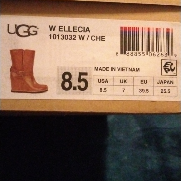 💕NWT, in box Ugg leather wedge boots💕 - Picture 2 of 6